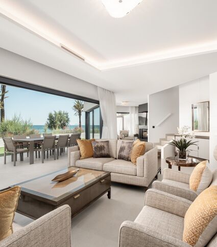 Casa Adosada Contemporánea en Primera Línea de Playa con Vistas al Mar y Seguridad en The Islands, Estepona