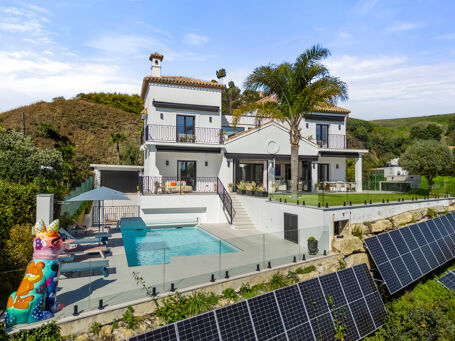 Villa Amra - Volledig Gerenoveerde Luxe Villa met Panoramisch Zee- en Bergzicht in Monte Halcones, Benahavís