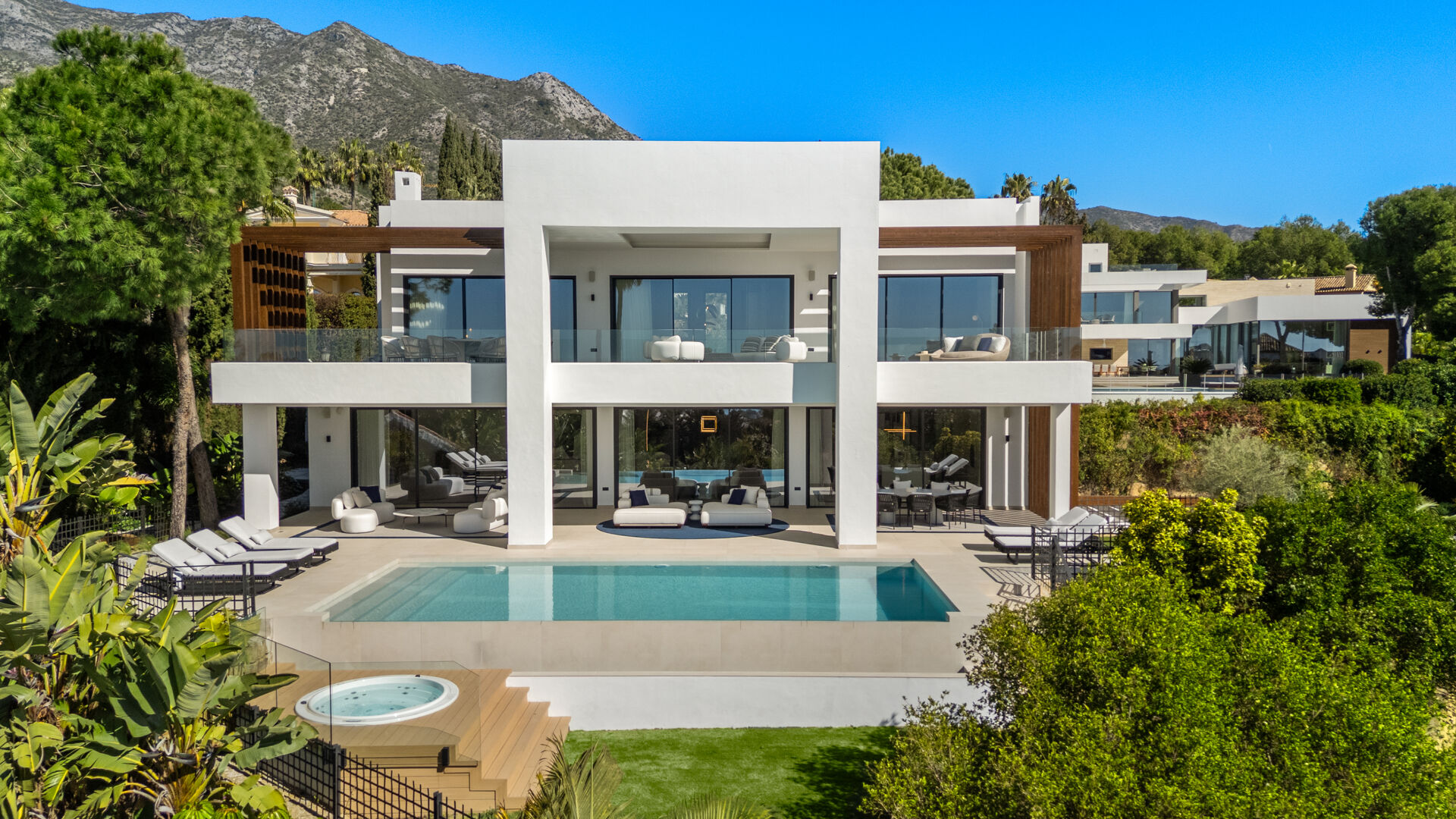 Villa George - Modern villa med havsutsikt i Sierra Blanca, Marbella