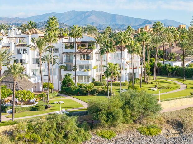 Lägenhet på markplan vid stranden i Alcazaba Beach, Estepona