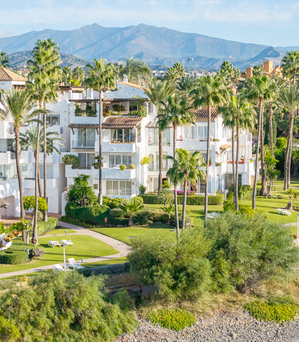 Frontline beach ground floor apartment in Alcazaba Beach Estepona