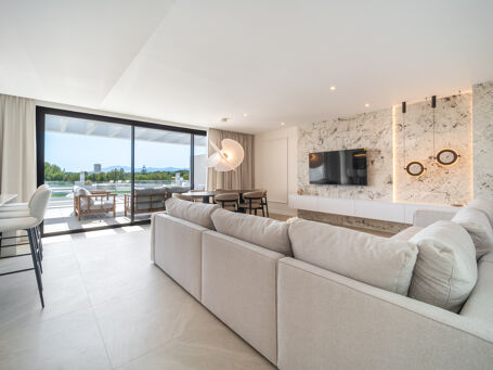 Luksusowy apartament z prywatnym solarium i basenem w Santa Clara Golf