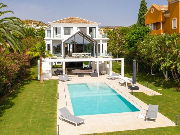La Madrugada - Elegante casa moderna de lujo, en primera línea del golf Los Naranjos, Nueva Andalucía