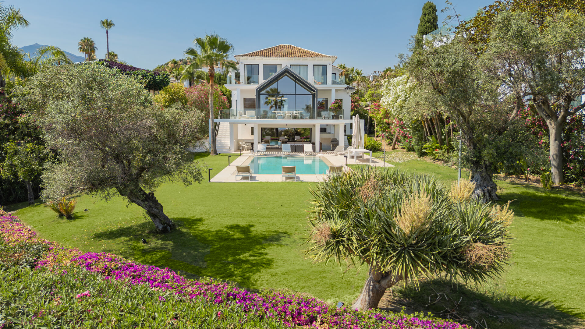 La Madrugada - Stylish Modern Luxury House, Front Line Los Naranjos Golf, Nueva Andalucía