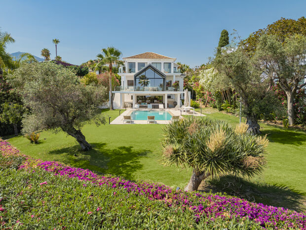 La Madrugada - Elegante casa moderna de lujo, en primera línea del golf Los Naranjos, Nueva Andalucía