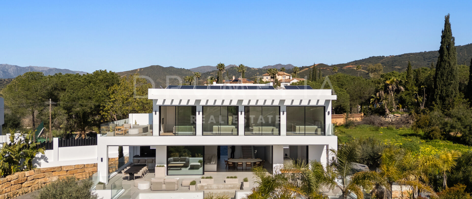 Moderne villa in Elviria met panoramisch zeezicht