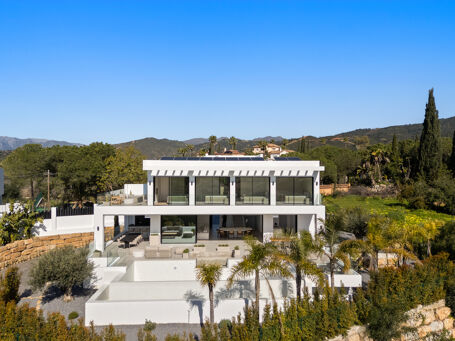 Villa contemporánea en Elviria con vistas panorámicas al mar