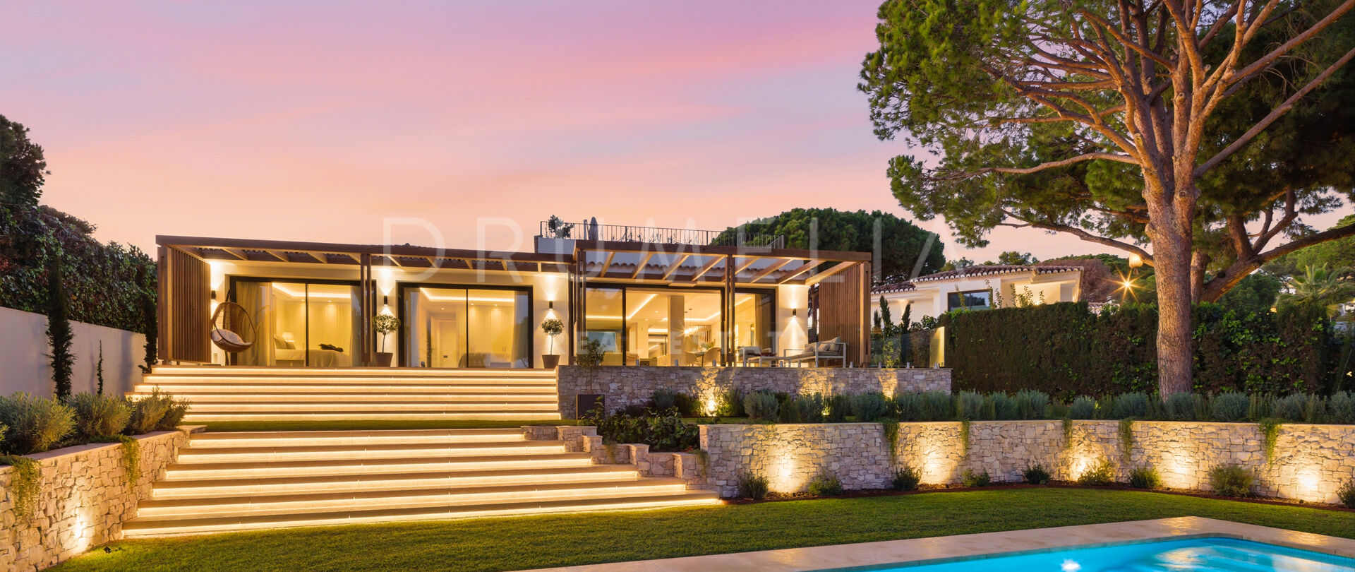 Elegante Villa Renovada de Dos Niveles con Apartamento Independiente en Elviria