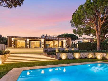 Elegante Gerenoveerde Villa met Twee Niveaus en Onafhankelijk Gastenappartement in Elviria