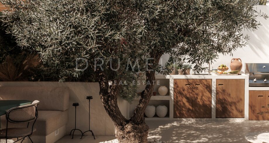 Luxury Renovated Mediterranean Semi-Detached Villa with Heated Pool in Nueva Andalucía