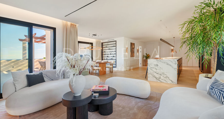 Penthouse duplex rénové avec vue sur la mer et la montagne à Nueva Andalucía