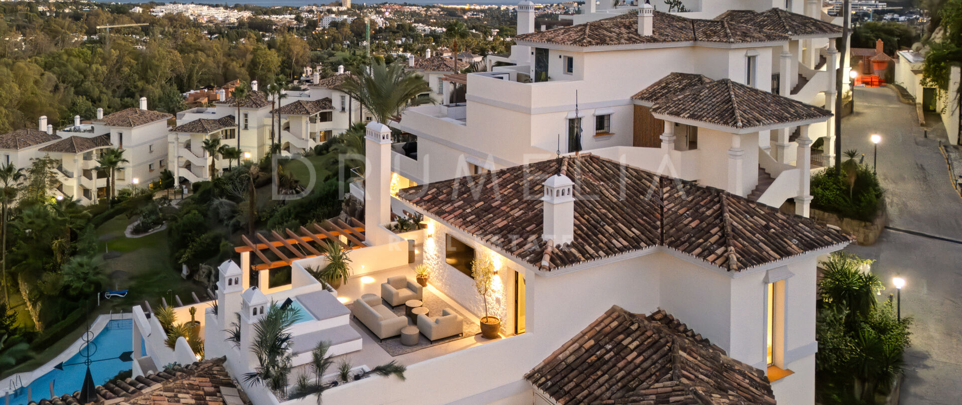 Penthouse duplex rénové avec vue sur la mer et la montagne à Nueva Andalucía