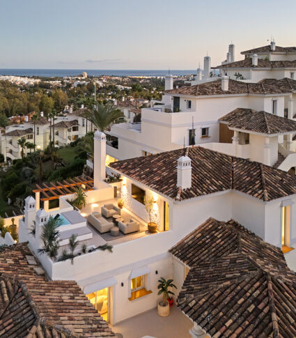 Renovated duplex penthouse with sea and mountain views in Nueva Andalucía