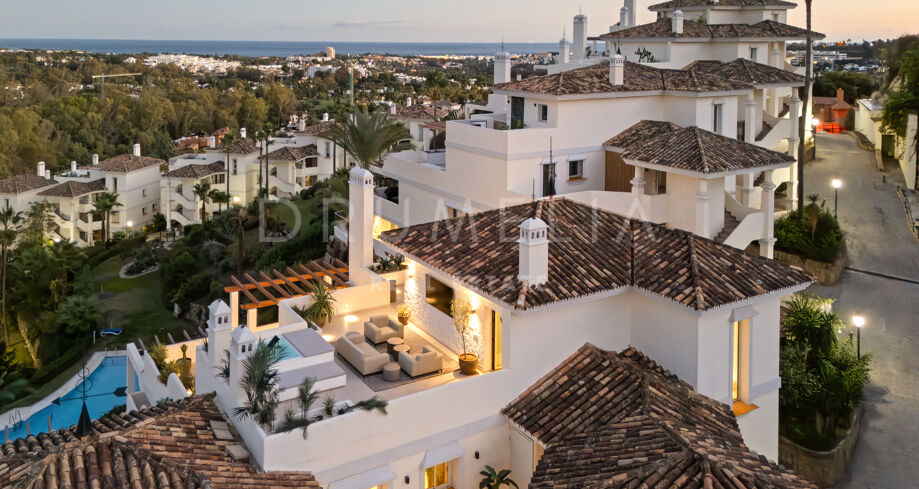 Penthouse duplex rénové avec vue sur la mer et la montagne à Nueva Andalucía