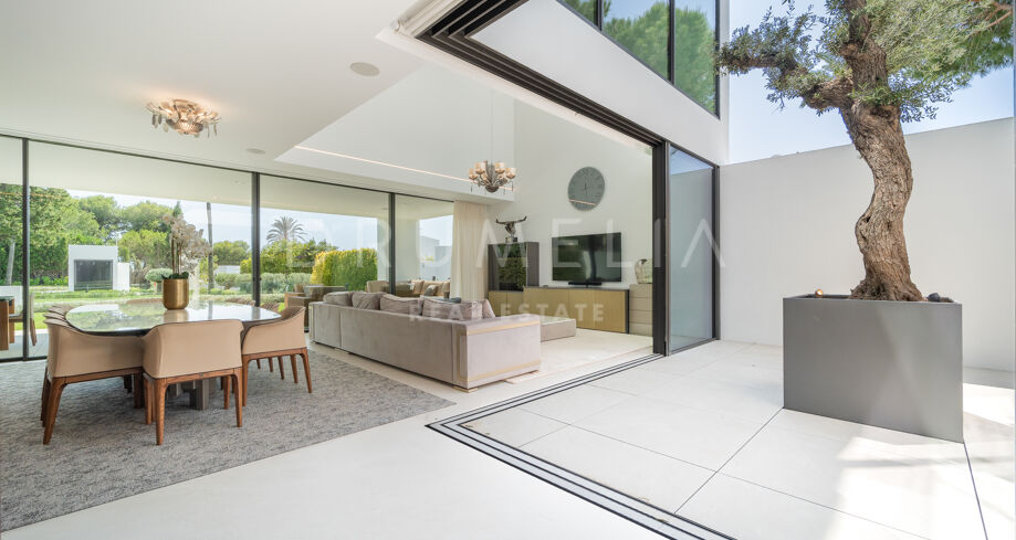 Semi-detached villa with panoramic rooftop in Nueva Andalucía