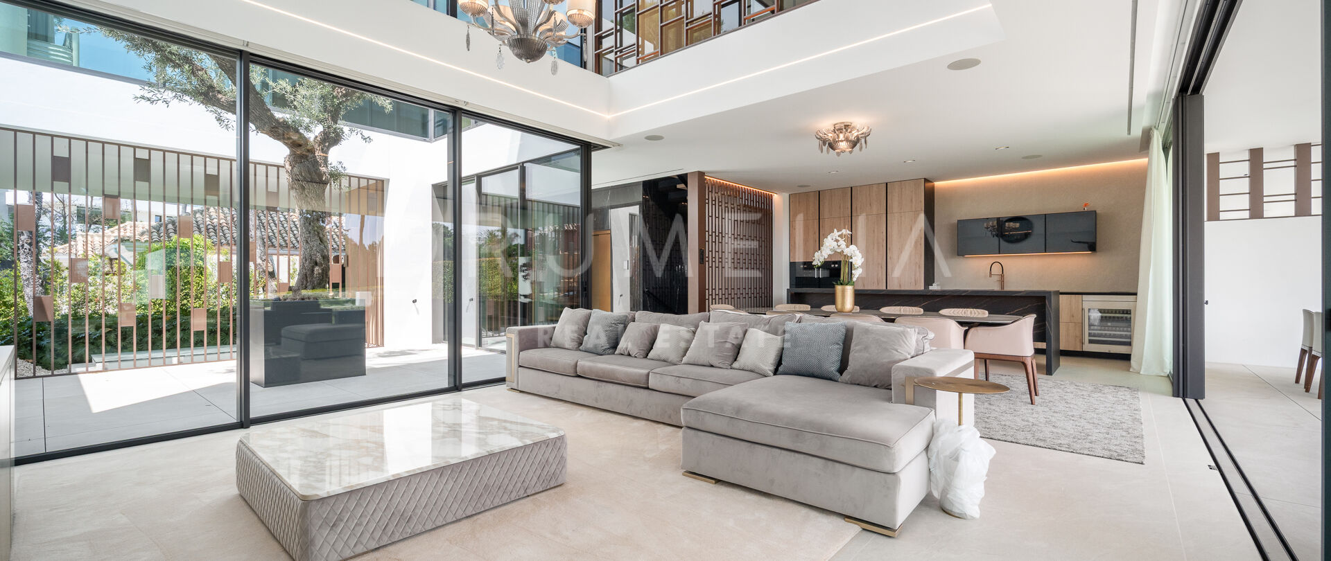 Willa w zabudowie bliźniaczej z panoramicznym tarasem dachowym w Nueva Andalucía