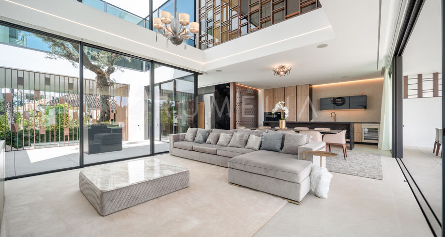 Semi-detached villa with panoramic rooftop in Nueva Andalucía