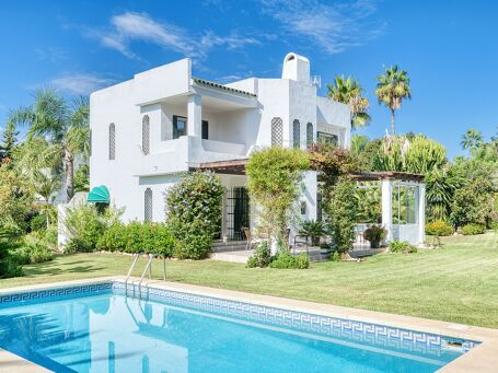 Villa privée avec vue sur le golf à Los Naranjos Golf, Nueva Andalucía