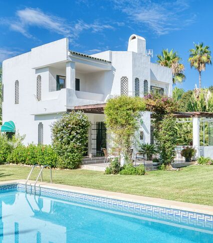 Private villa with golf views in Los Naranjos Golf, Nueva Andalucía