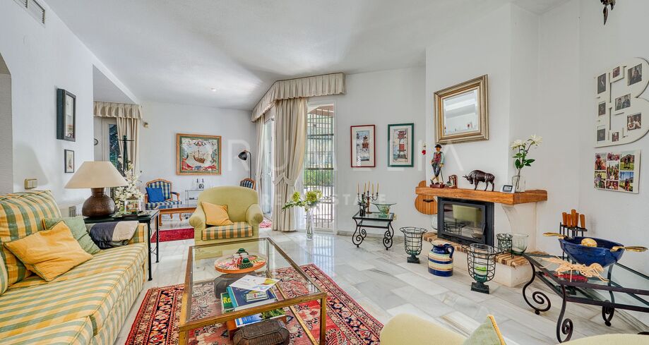 Private villa with golf views in Los Naranjos Golf, Nueva Andalucía