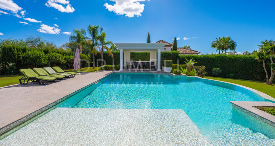 Elegant Classical Villa with Panoramic Views in La Alquería, Benahavís