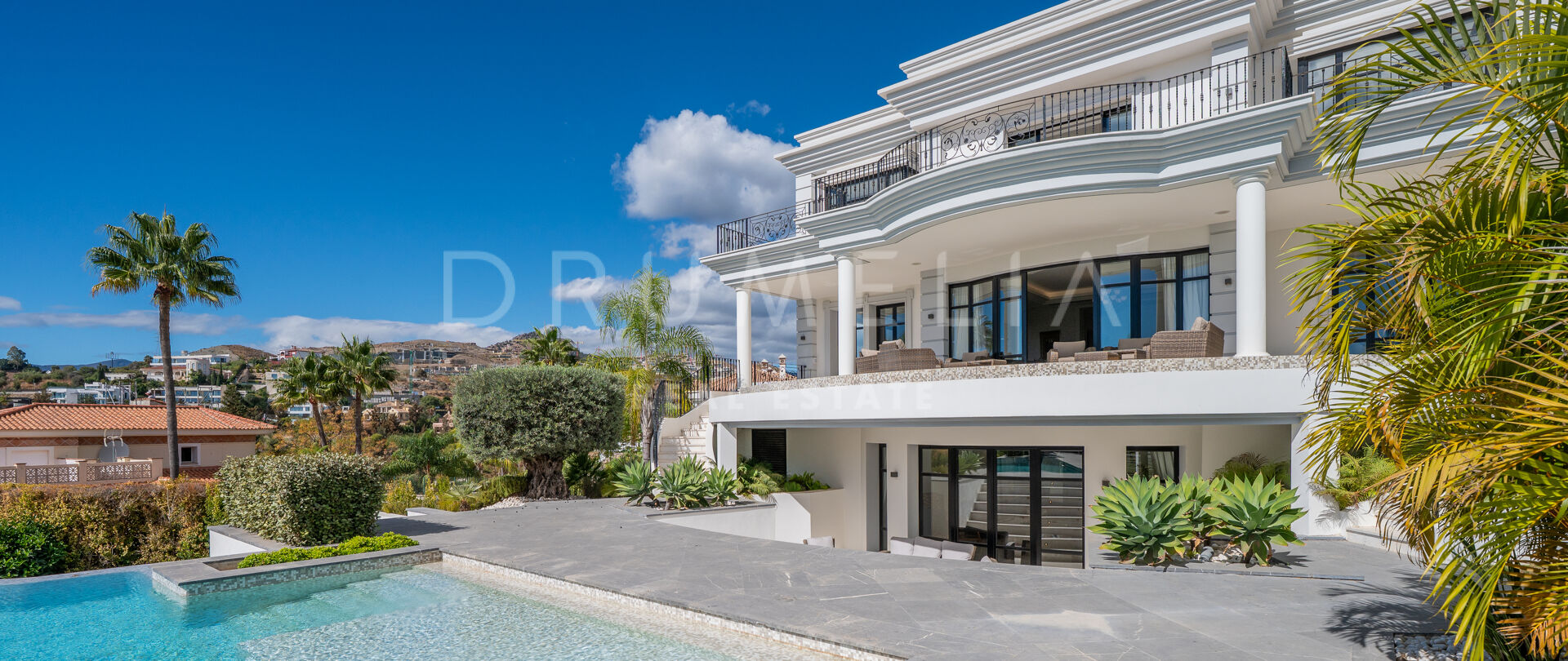 Elegant Classical Villa with Panoramic Views in La Alquería, Benahavís