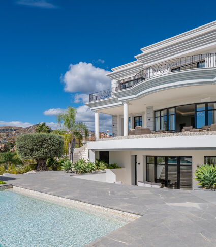 Elegant Classical Villa with Panoramic Views in La Alquería, Benahavís