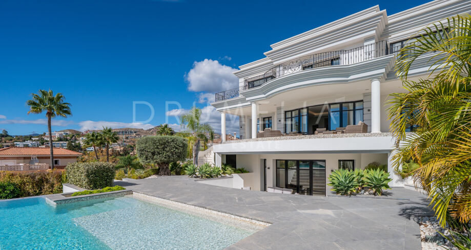 Elegant Classical Villa with Panoramic Views in La Alquería, Benahavís