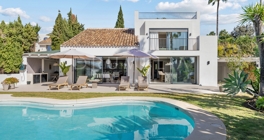 Contemporary Scandinavian-Style Villa with Panoramic Views in Nueva Andalucía