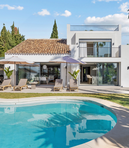 Contemporary Scandinavian-Style Villa with Panoramic Views in Nueva Andalucía