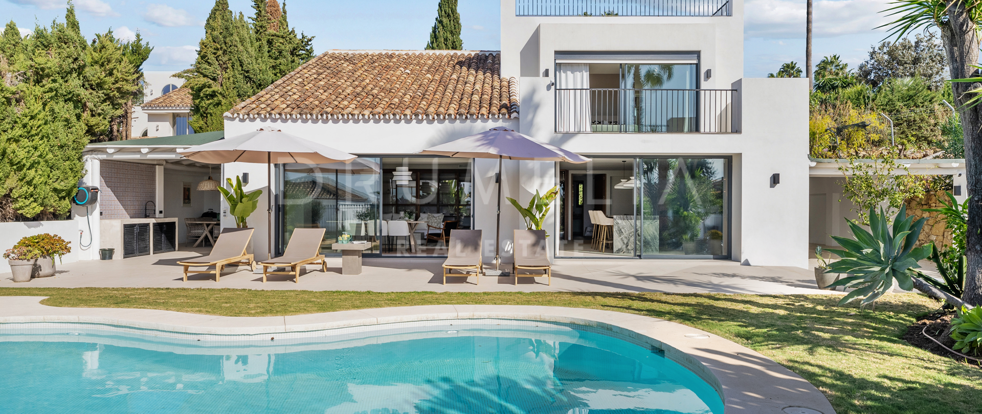 Zeitgenössische Villa im Skandinavischen Stil mit Panoramablick in Nueva Andalucía