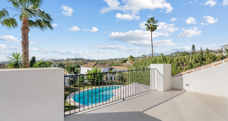 Contemporary Scandinavian-Style Villa with Panoramic Views in Nueva Andalucía