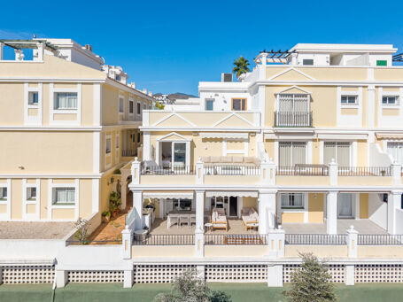 Geschakelde Woning met Panoramisch Zeezicht in Aloha Gardens, Nueva Andalucía