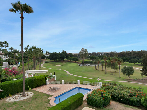 Renovated Golf-Front Apartment in Alcores del Golf, Nueva Andalucía