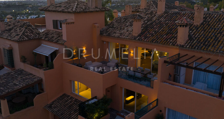 Renoviertes Duplex-Penthouse in La Cerquilla, Nueva Andalucía mit Panoramablick