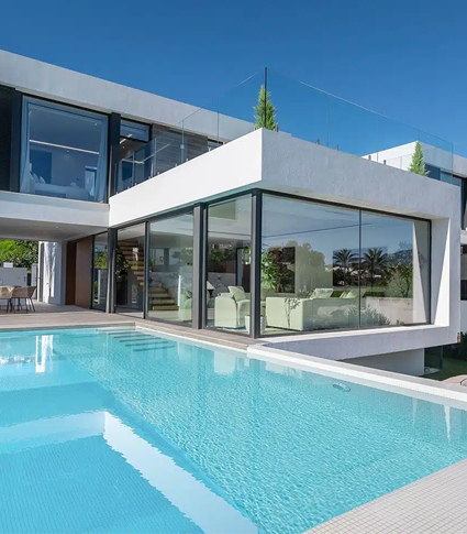 Villa moderna de nueva construcción en El Campanario con vistas abiertas al golf