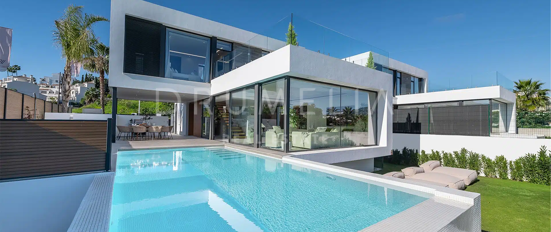 Villa moderna de nueva construcción en El Campanario con vistas abiertas al golf