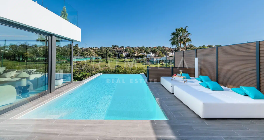 Villa moderna de nueva construcción en El Campanario con vistas abiertas al golf