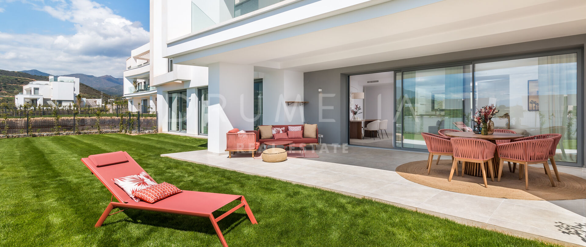 Luxe appartement met 3 slaapkamers, tuin en toeristenvergunning in Santa Clara Golf, Oost-Marbella