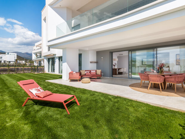 Apartamento de lujo de 3 dormitorios con jardín y licencia turística en Santa Clara Golf, Este de Marbella