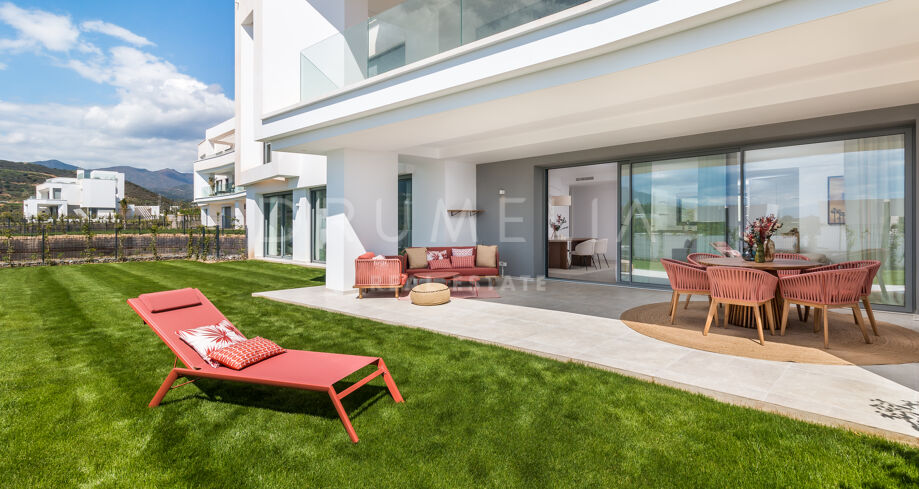 Luxury 3-Bedroom Apartment with Large Private Garden in Santa Clara Golf