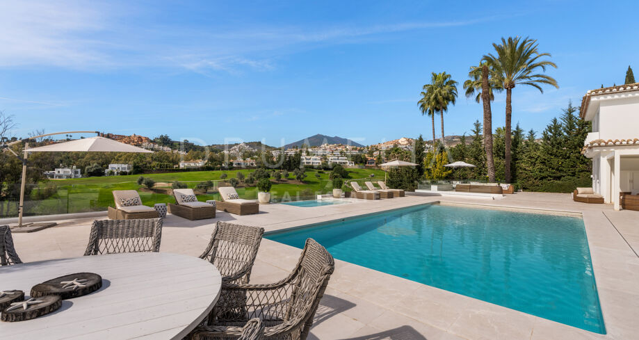 Odnowiona Luksusowa Willa w Pierwszej Linii Golfa w Los Naranjos, Nueva Andalucía