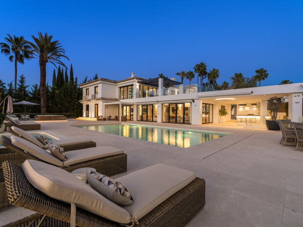 Villa de Lujo Renovada en Primera Línea de Golf en Los Naranjos, Nueva Andalucía