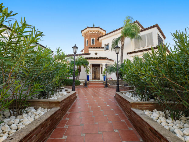 Villa individuelle avec piscine et vue mer à Las Chapas, Marbella Est