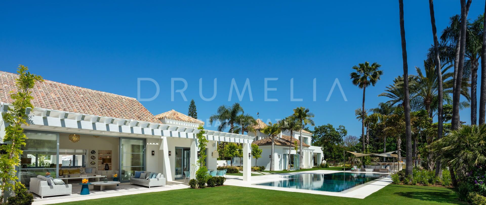 Frontline Golf Villa in Nueva Andalucía with Guest House