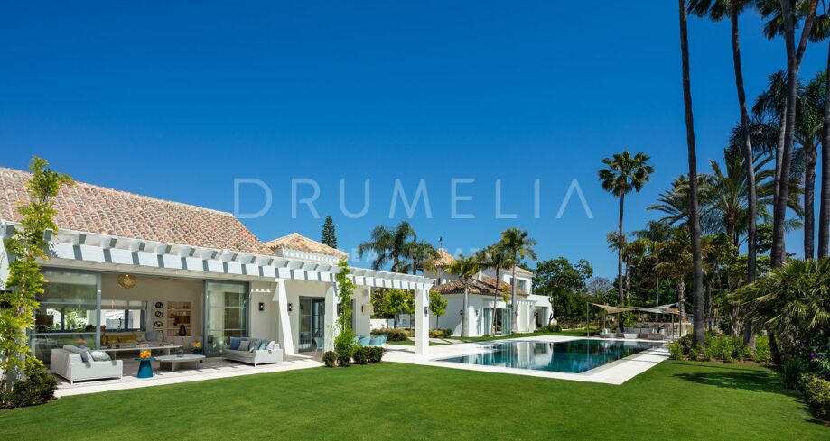 Frontline Golf Villa in Nueva Andalucía with Guest House