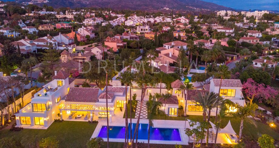 Frontline Golf Villa in Nueva Andalucía with Guest House