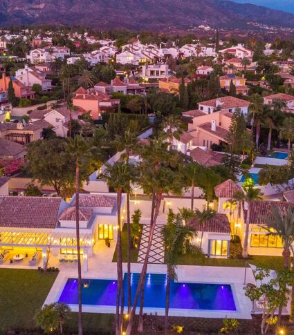 Frontline Golf Villa in Nueva Andalucía met gastenverblijf