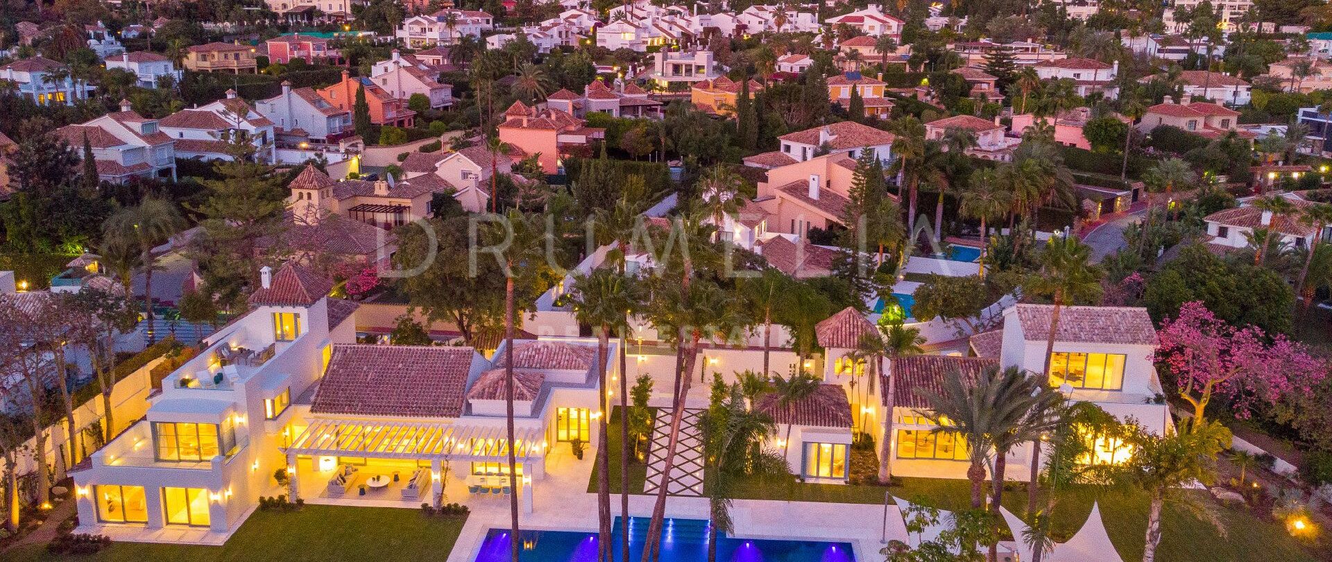 Frontline Golf Villa in Nueva Andalucía met gastenverblijf