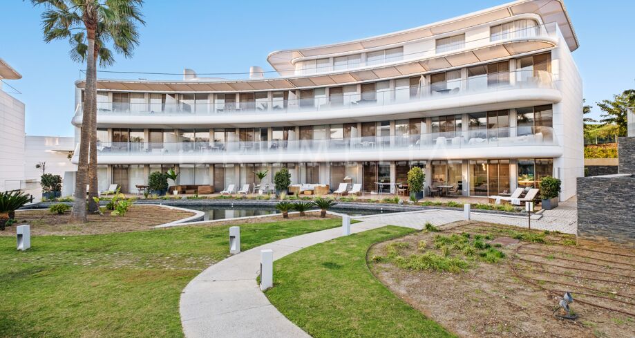 Ground-floor apartment with terrace and garden in Estepona West